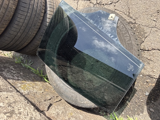 Скло заднє праве GS8S72511 MAZDA