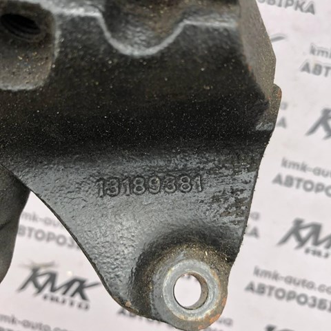 Кронштейн подушки (опори) двигуна, правої 13189381 GM