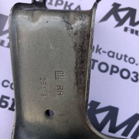 Кронштейн кріплення крила переднього правого, передній 13299370 OPEL