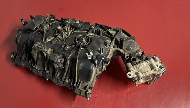 Колектор впускний 11618647975 BMW