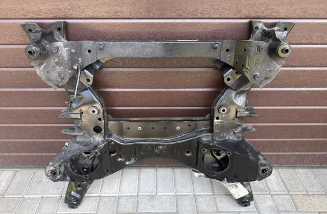Підрамник передній 31108096675 BMW