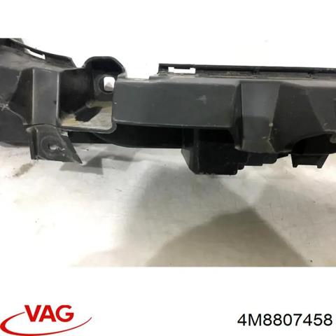 Кронштейн бампера заднього, центральний 4M8807458 VAG