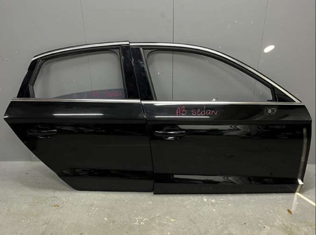 Дверка передня права 8V5831052D VAG