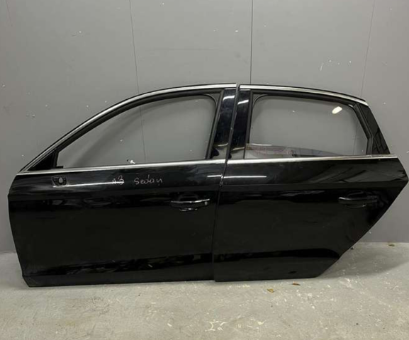 Двері задні в зборі 8V5833052C VAG
