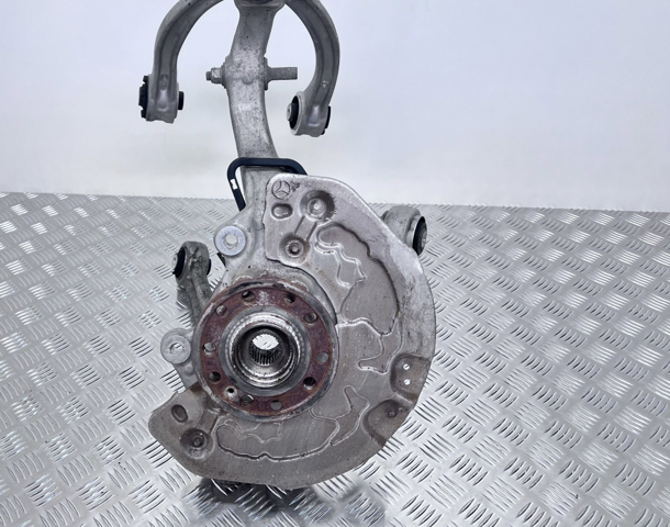 Цапфа поворотна права A2053322800 MERCEDES