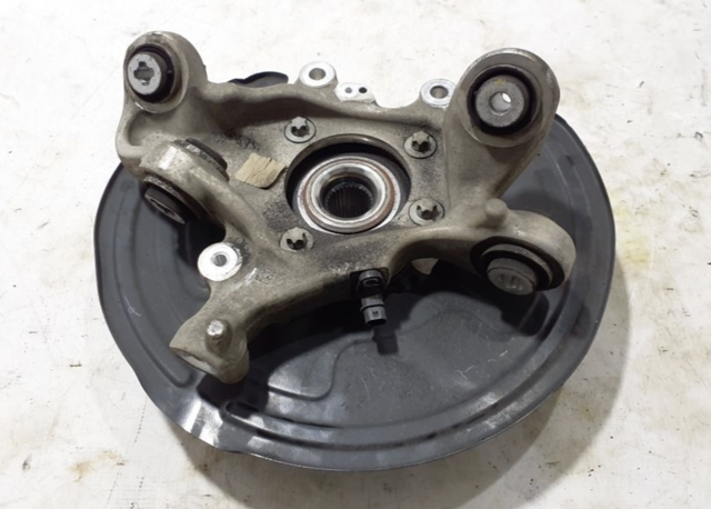 Цапфа поворотна права A2063505610 MERCEDES