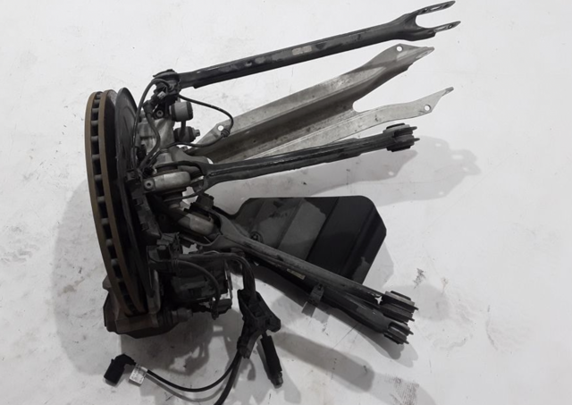 Цапфа поворотна права A2233509219 MERCEDES