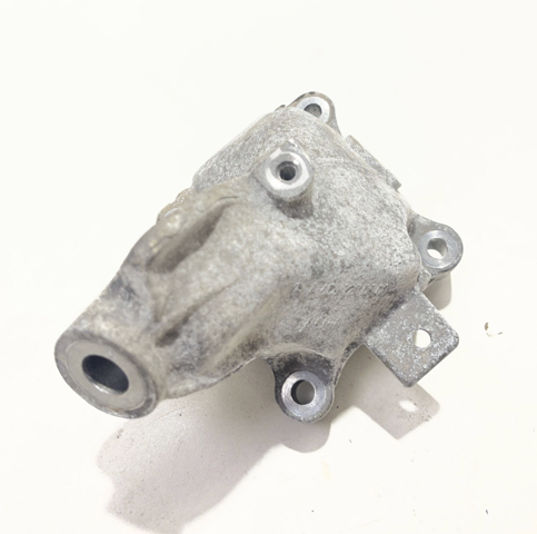 Кронштейн подушки (опори) двигуна, лівої A6562230500 MERCEDES