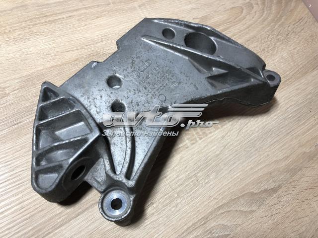 Кронштейн подушки (опори) двигуна, правої 06J199207P VAG