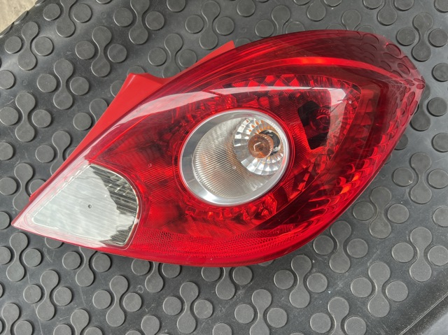 Ліхтар задній правий 13186351 OPEL