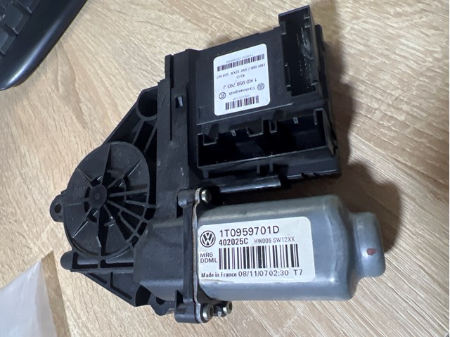 Привід ліфта передній 1T0959701D VAG