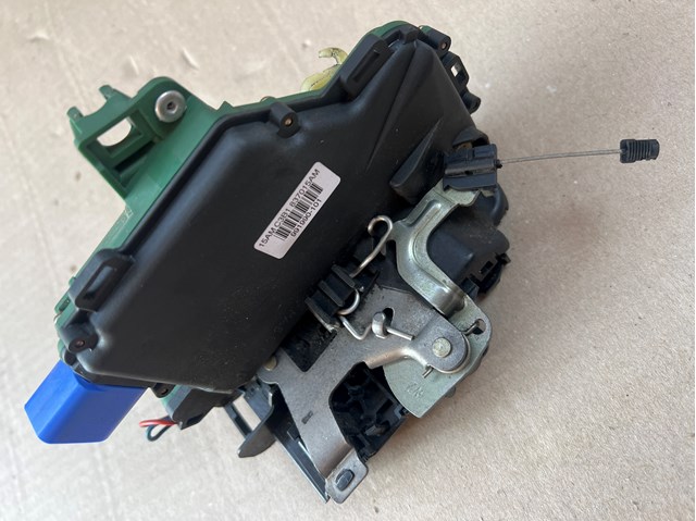 Замок дверей водія Volkswagen Golf 4