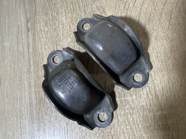 Хомут кріплення втулки стабілізатора, переднього 4D0411336G VAG