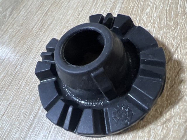 Подушка радіатору нижня 4M0121275A VAG