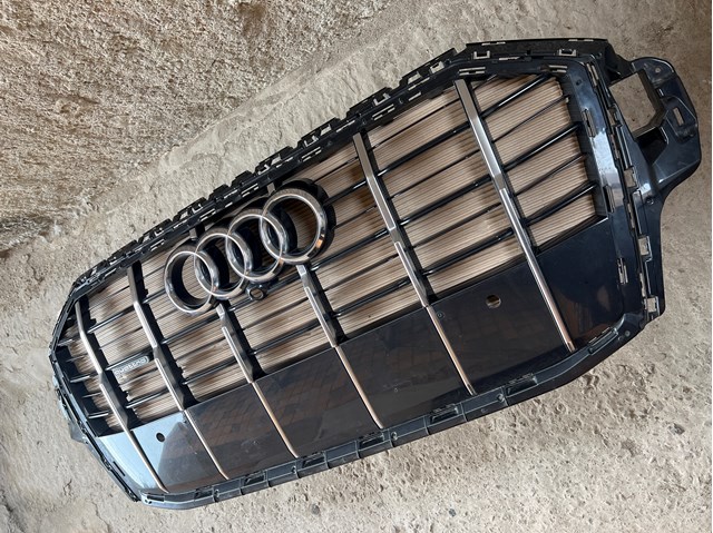 Решітка радіатора 4M0853651 VAG