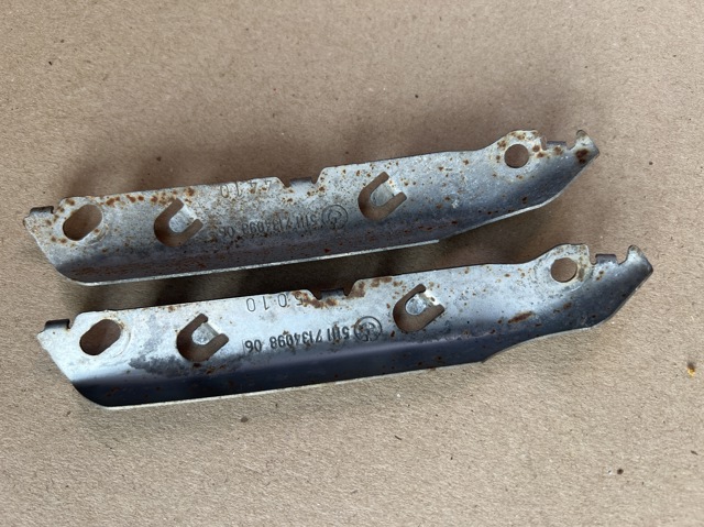 Кронштейн бампера переднього, правий 51117134098 BMW