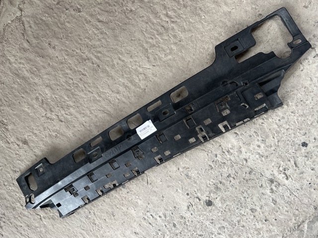 Кронштейн бампера заднього, центральний 51127428024 BMW