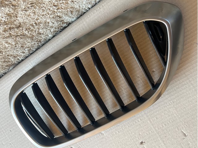 Решітка радіатора ліва 51137390863 BMW