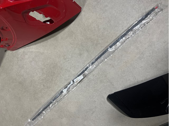 Молдинг лобового скла, верхній 51317427861 BMW