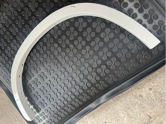 Накладка арки колеса права для bmw f48 m без тріщин та сколів,кріплення без дефектів.полотно під фарбування. 51778067704
