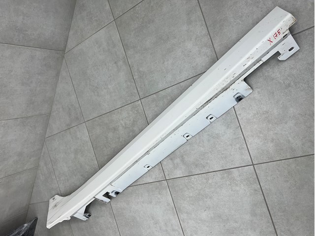 Накладка зовнішня (молдинг) порога, правий 51779464568 BMW