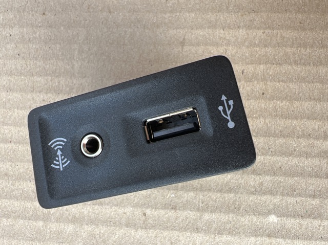 Зарядний пристрій USB 5G0035222 VAG