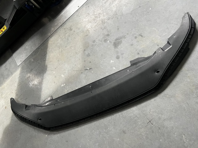 Нижня накладка на передній бампер 5TA805915E9B9 VAG