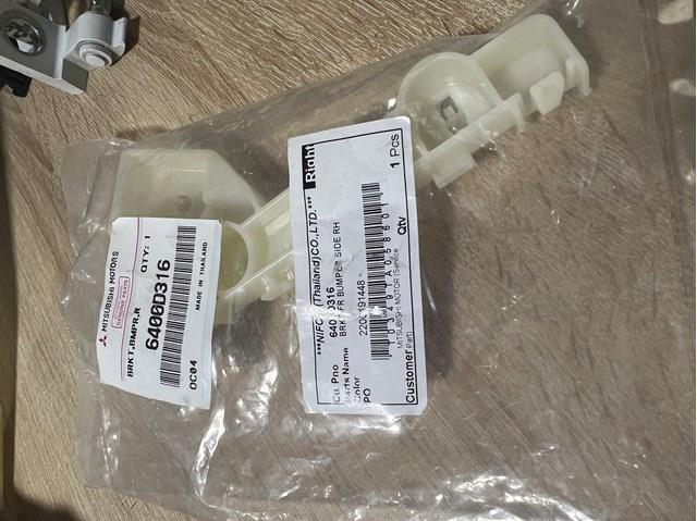 Кронштейн кріплення бампера переднього правий 6400D316 MITSUBISHI