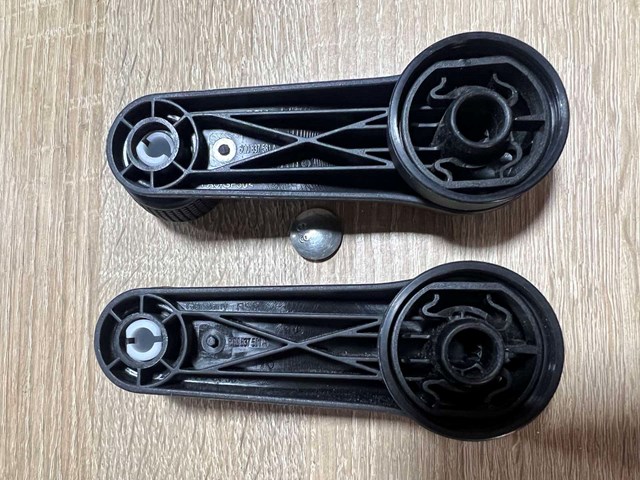 Ручка підйому скла дверей, заднього 6Q0837581A82V VAG