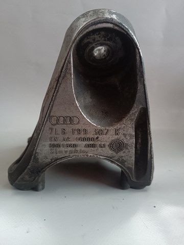 Кронштейн подушки (опори) двигуна, лівої 7L8199307K VAG