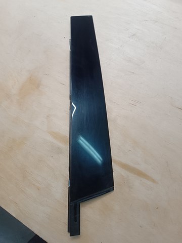 Накладка передніх дверей, лівих, вертикальна 7P6837901B041 VAG
