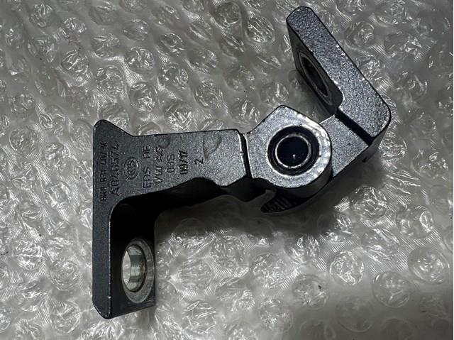 Дверний шарнір правий передній 8K0831402K VAG