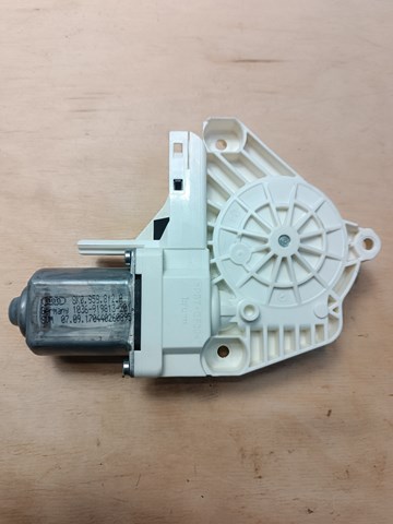Двигун стеклопод'емника двері задньої, правої 8K0959812B VAG