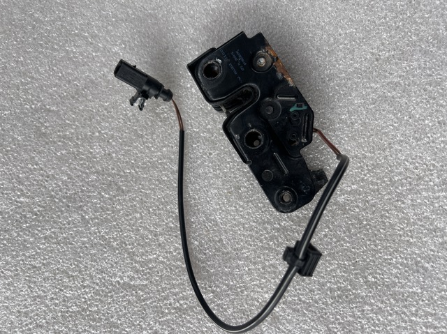 Замок кришки капота 8T0823509F VAG