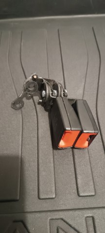 Важіль фіксатора ременя безпеки задній лівий 8V0857739QVZ VAG