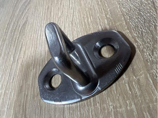 Фіксатор/петля (зацеп) замка дверей задньої 8Z0837033A VAG
