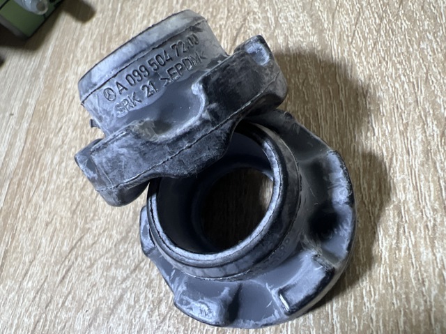 Подушка радіатору нижня A0995047200 MERCEDES