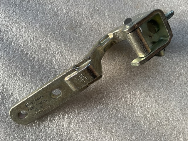 Петля багажника A1667403100 MERCEDES