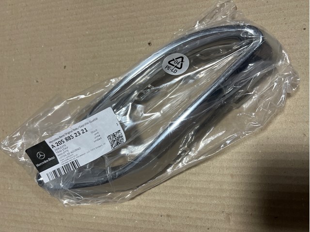 Молдинг бампера заднього, правий A2058852321 MERCEDES