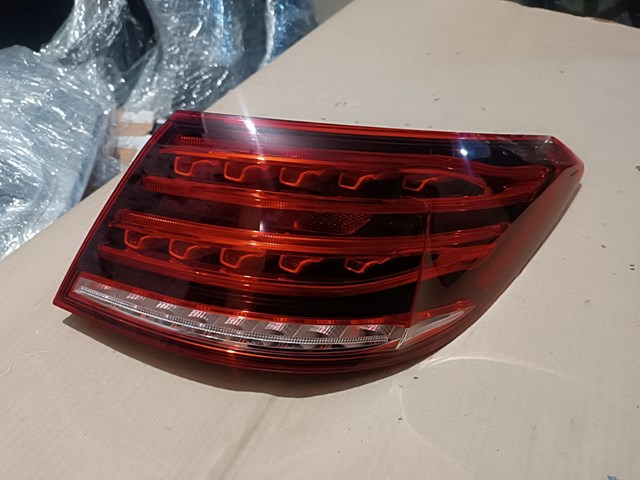 Задній правий зовнішній ліхтар A2079063400 MERCEDES