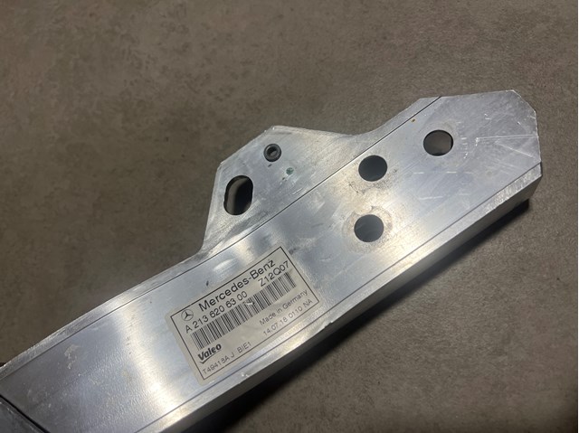 Кронштейн супорта радіатора нижнього A2536210400 MERCEDES