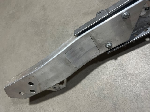 Кронштейн супорта радіатора, нижній A2536210500 MERCEDES