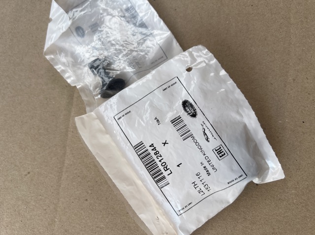 Пістон (кліп) кріплення бампера, переднього LR012844 LAND ROVER