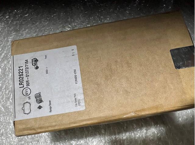 Колодки передні LR026221 LAND ROVER