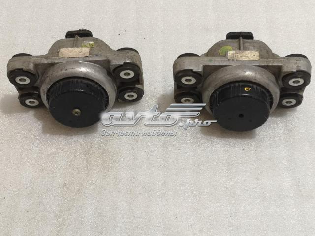 Подушка (опора) двигуна, права нижня LR058376 LAND ROVER