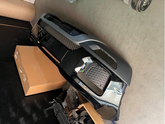 Бампер передній LR079394 LAND ROVER