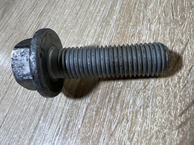 Болт кріплення заднього верхнього важеля, зовнішній N10628401 VAG