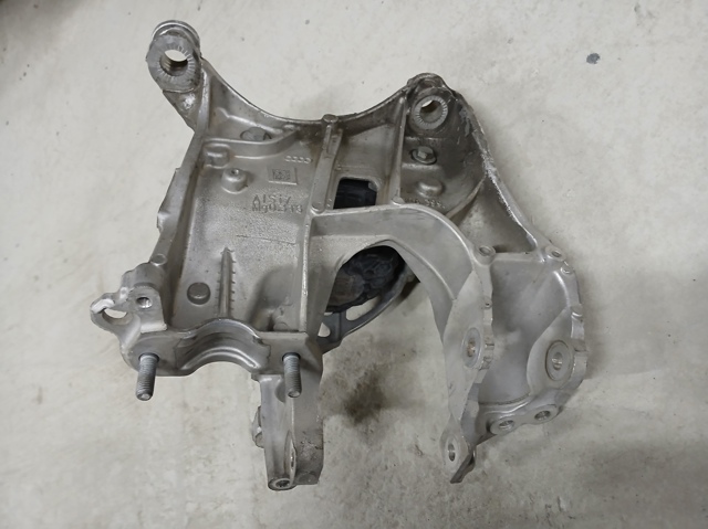 Кронштейн передньої балки 80A399295K VAG