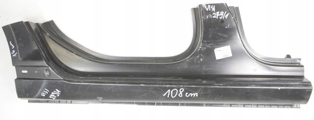 Поріг зовнішній правий 8P4809842 VAG