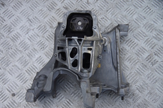 Кронштейн передньої балки 8W0399295E VAG